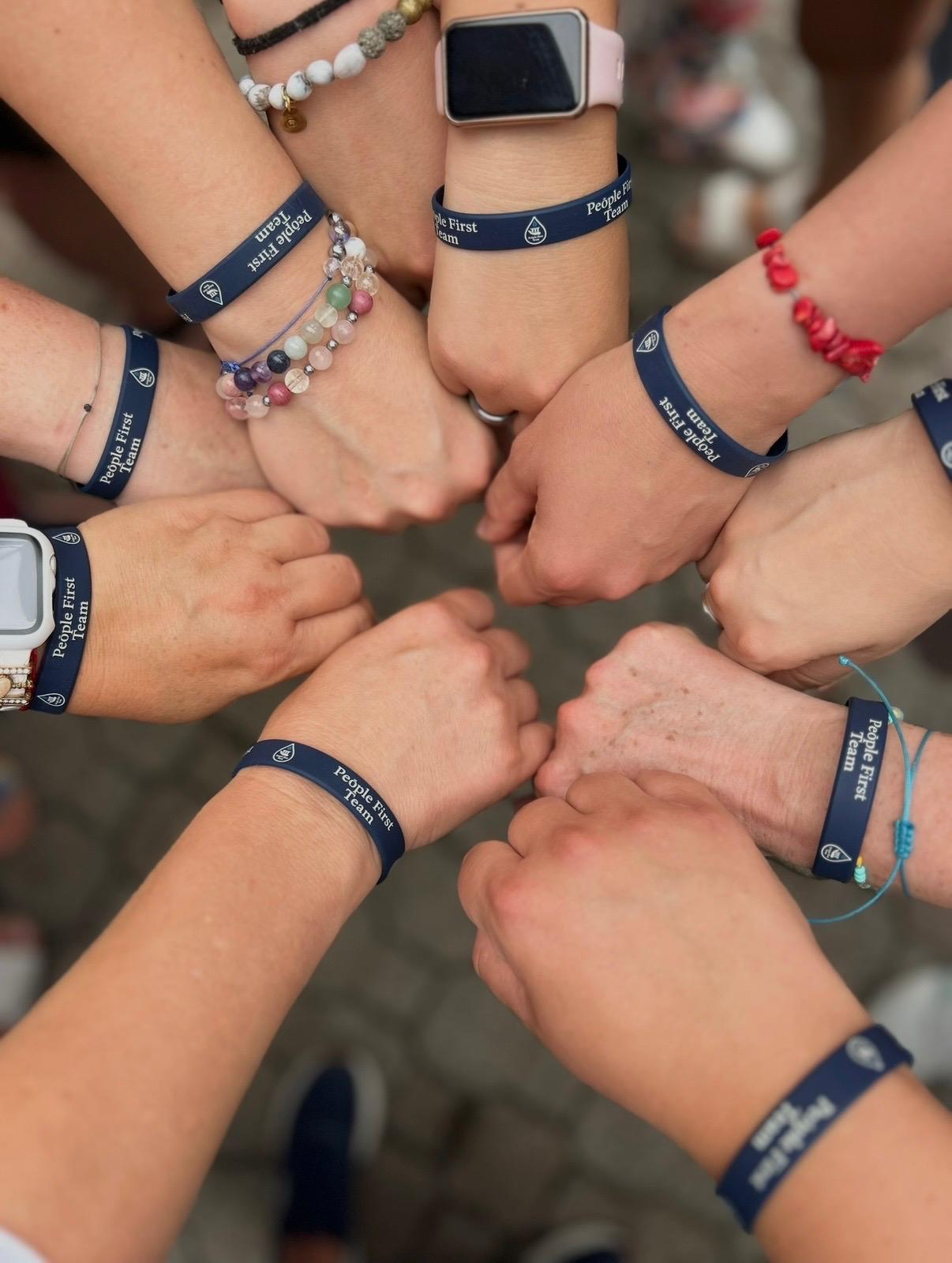 People First Team — összetartó kezek